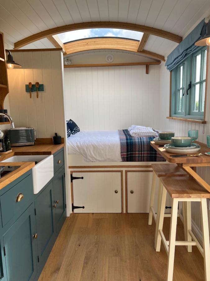 Toms Hut And Robins Rest Shepherd Huts Near Wadebridge Exterior photo